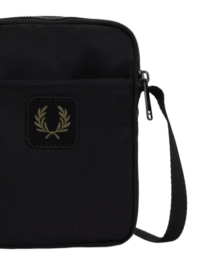 Fred Perry Umhängetasche in Knitteroptik bei Robert Ley