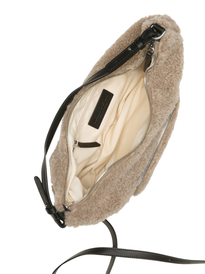 Marc O'Polo Umhängetasche in Teddyfell-Optik bei Robert Ley