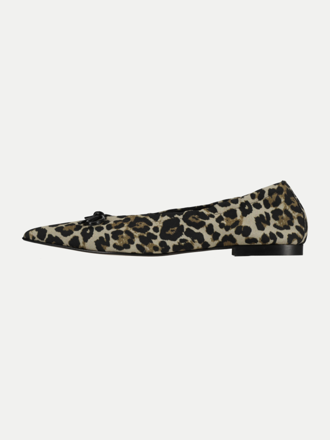 Pao Leo-Ballerina bei Robert Ley