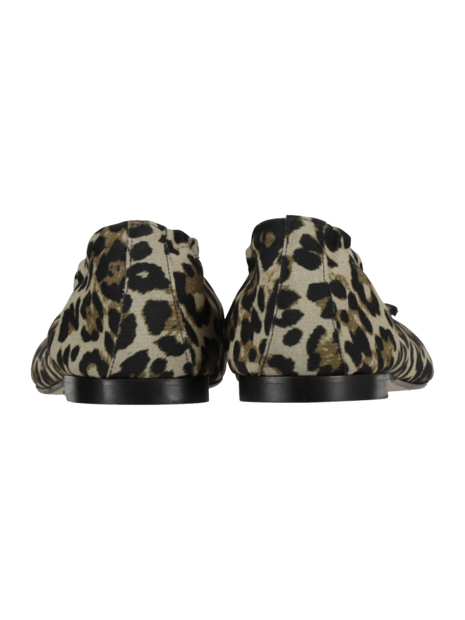 Pao Leo-Ballerina bei Robert Ley