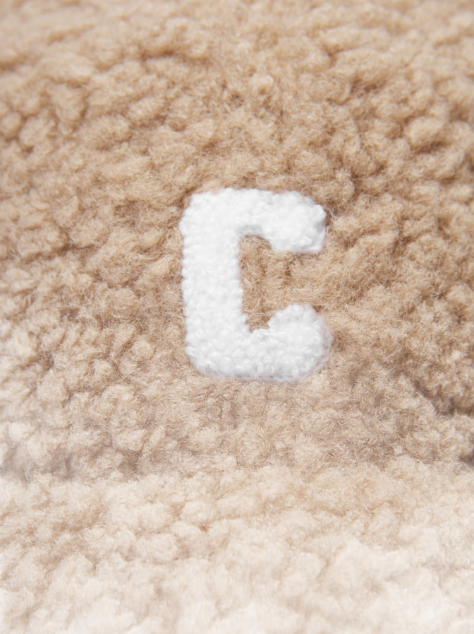 Codello Flauschige Cap im Teddylook mit C-Patch bei Robert Ley