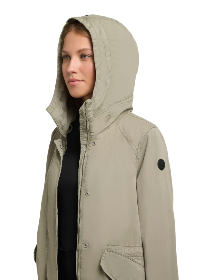 Khujo Parka Nika bei Robert Ley